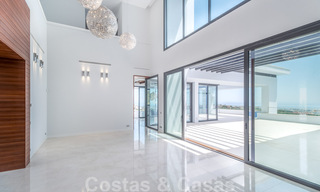 Exclusieve en hoogtechnologische villa in moderne stijl met panoramisch zeezicht te koop, in een prestigieuze urbanisatie in Benahavis - Marbella. Voltooid. 34385 
