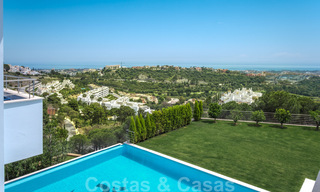 Exclusieve en hoogtechnologische villa in moderne stijl met panoramisch zeezicht te koop, in een prestigieuze urbanisatie in Benahavis - Marbella. Voltooid. 34388 