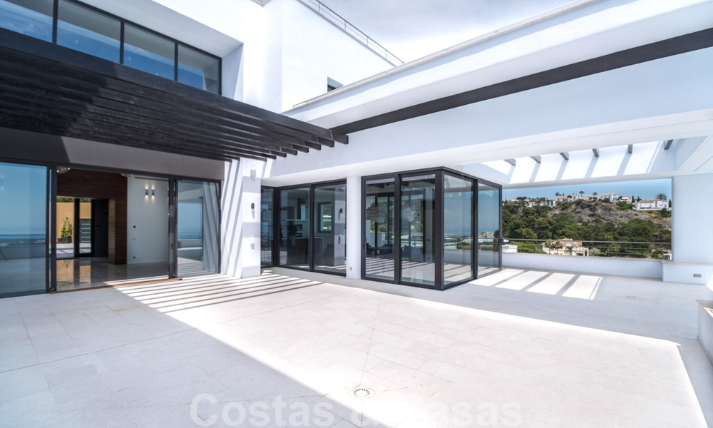 Exclusieve en hoogtechnologische villa in moderne stijl met panoramisch zeezicht te koop, in een prestigieuze urbanisatie in Benahavis - Marbella. Voltooid. 34389