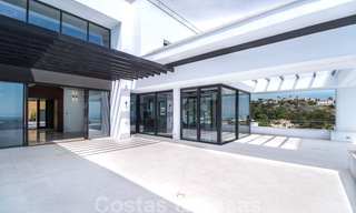 Exclusieve en hoogtechnologische villa in moderne stijl met panoramisch zeezicht te koop, in een prestigieuze urbanisatie in Benahavis - Marbella. Voltooid. 34389 