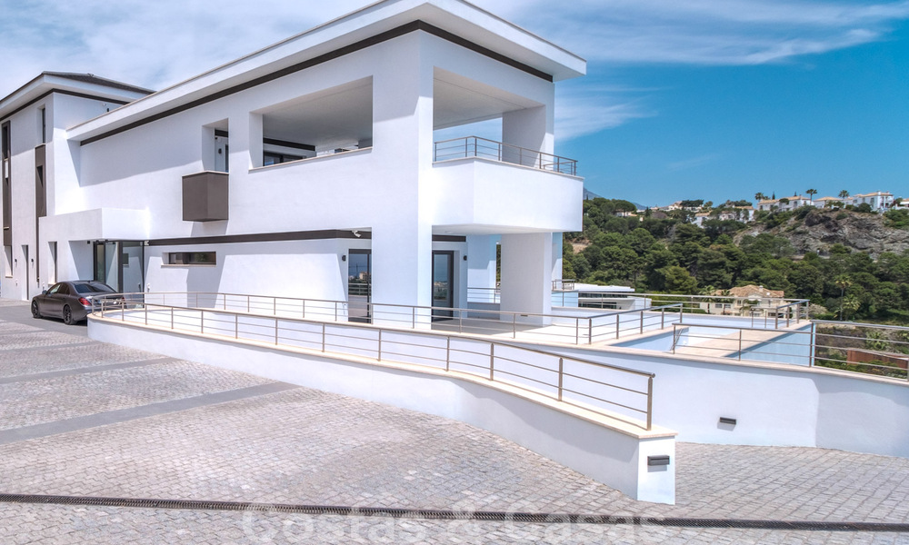 Exclusieve en hoogtechnologische villa in moderne stijl met panoramisch zeezicht te koop, in een prestigieuze urbanisatie in Benahavis - Marbella. Voltooid. 34390