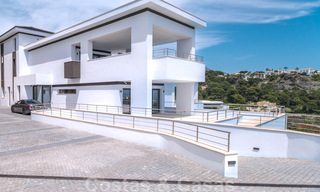 Exclusieve en hoogtechnologische villa in moderne stijl met panoramisch zeezicht te koop, in een prestigieuze urbanisatie in Benahavis - Marbella. Voltooid. 34390 