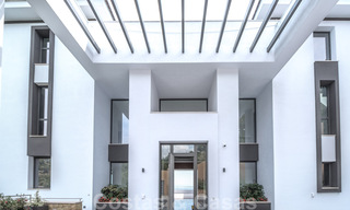 Exclusieve en hoogtechnologische villa in moderne stijl met panoramisch zeezicht te koop, in een prestigieuze urbanisatie in Benahavis - Marbella. Voltooid. 34394 