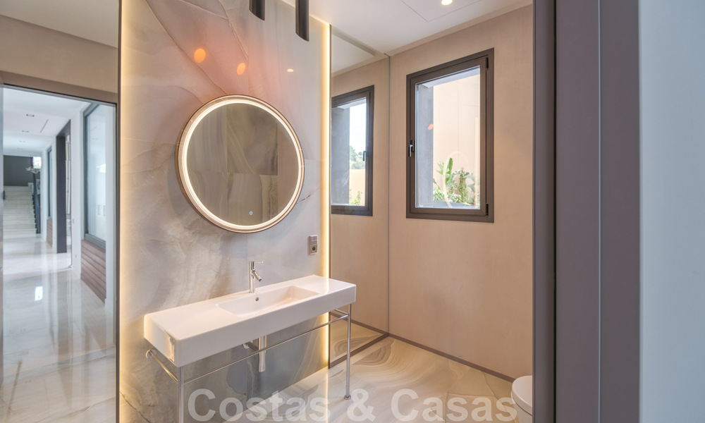Exclusieve en hoogtechnologische villa in moderne stijl met panoramisch zeezicht te koop, in een prestigieuze urbanisatie in Benahavis - Marbella. Voltooid. 34395