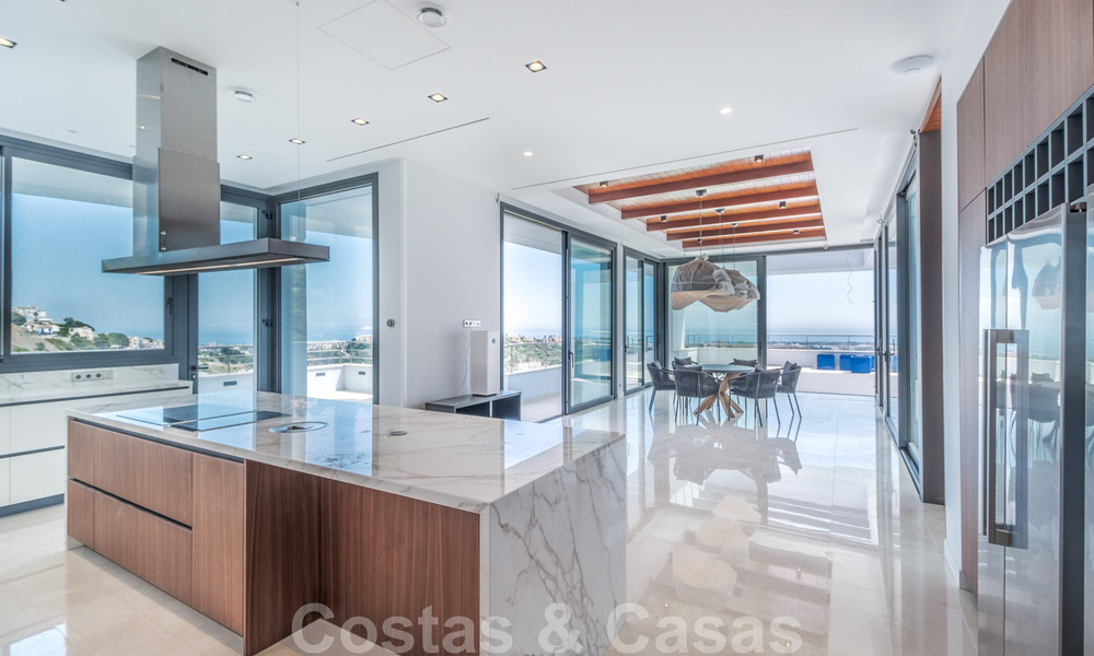 Exclusieve en hoogtechnologische villa in moderne stijl met panoramisch zeezicht te koop, in een prestigieuze urbanisatie in Benahavis - Marbella. Voltooid. 34400