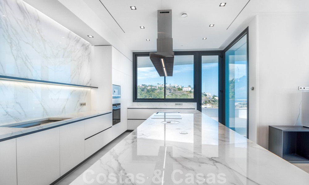 Exclusieve en hoogtechnologische villa in moderne stijl met panoramisch zeezicht te koop, in een prestigieuze urbanisatie in Benahavis - Marbella. Voltooid. 34401