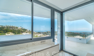 Exclusieve en hoogtechnologische villa in moderne stijl met panoramisch zeezicht te koop, in een prestigieuze urbanisatie in Benahavis - Marbella. Voltooid. 34402 