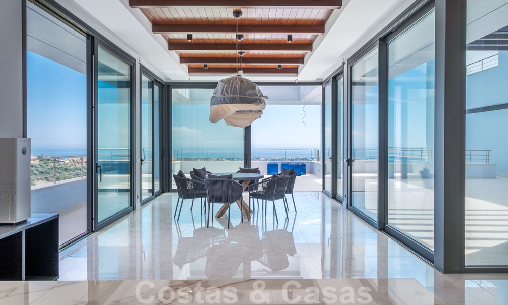 Exclusieve en hoogtechnologische villa in moderne stijl met panoramisch zeezicht te koop, in een prestigieuze urbanisatie in Benahavis - Marbella. Voltooid. 34404