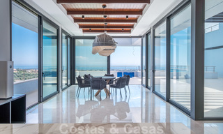 Exclusieve en hoogtechnologische villa in moderne stijl met panoramisch zeezicht te koop, in een prestigieuze urbanisatie in Benahavis - Marbella. Voltooid. 34404 