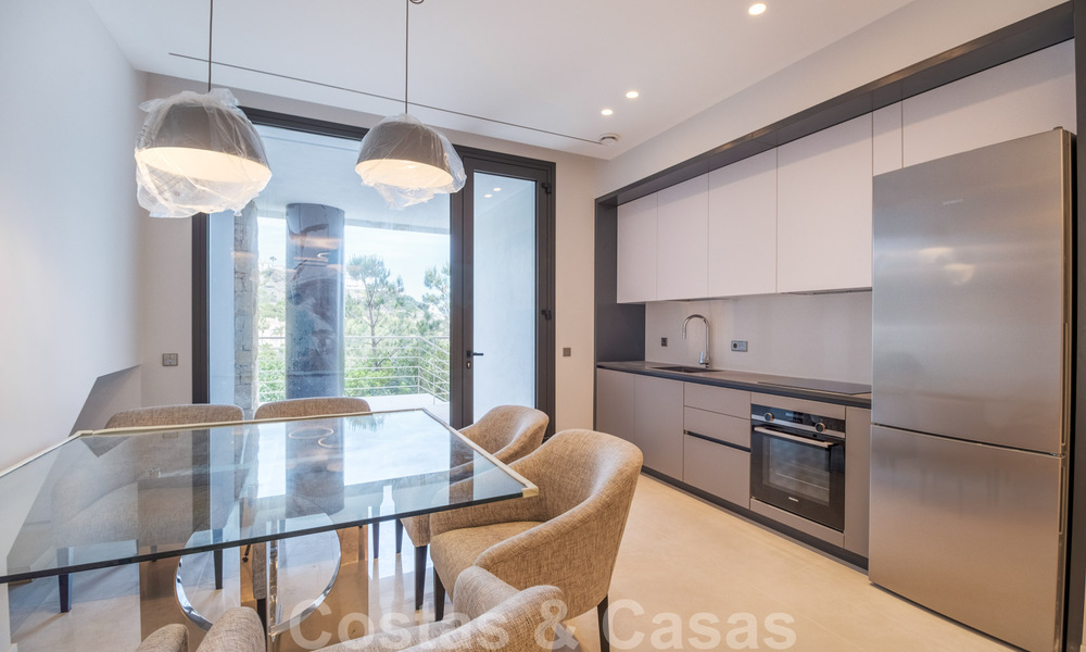 Exclusieve en hoogtechnologische villa in moderne stijl met panoramisch zeezicht te koop, in een prestigieuze urbanisatie in Benahavis - Marbella. Voltooid. 34420