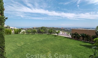 Exclusieve en hoogtechnologische villa in moderne stijl met panoramisch zeezicht te koop, in een prestigieuze urbanisatie in Benahavis - Marbella. Voltooid. 34428 