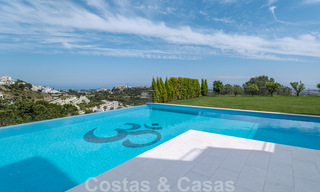 Exclusieve en hoogtechnologische villa in moderne stijl met panoramisch zeezicht te koop, in een prestigieuze urbanisatie in Benahavis - Marbella. Voltooid. 34429 
