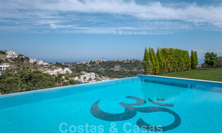 Exclusieve en hoogtechnologische villa in moderne stijl met panoramisch zeezicht te koop, in een prestigieuze urbanisatie in Benahavis - Marbella. Voltooid. 34430 