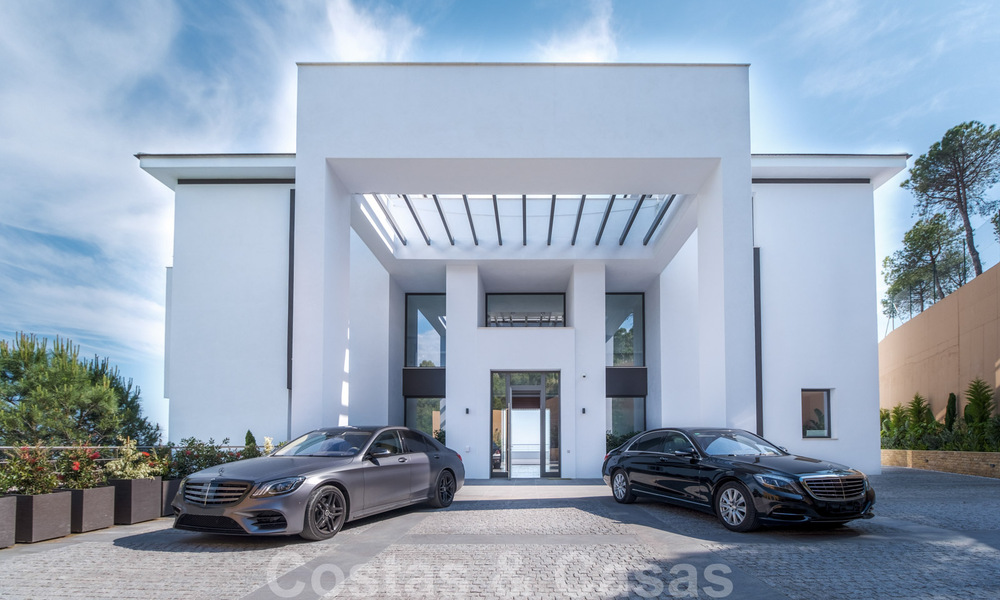 Exclusieve en hoogtechnologische villa in moderne stijl met panoramisch zeezicht te koop, in een prestigieuze urbanisatie in Benahavis - Marbella. Voltooid. 34432