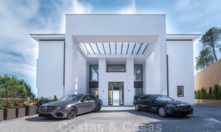Exclusieve en hoogtechnologische villa in moderne stijl met panoramisch zeezicht te koop, in een prestigieuze urbanisatie in Benahavis - Marbella. Voltooid. 34432 