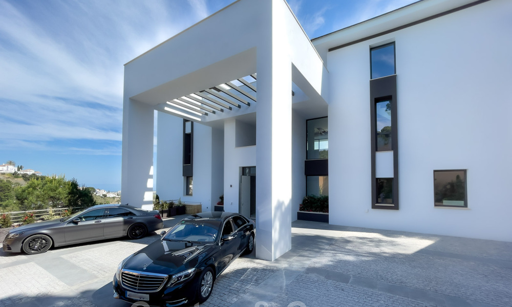 Exclusieve en hoogtechnologische villa in moderne stijl met panoramisch zeezicht te koop, in een prestigieuze urbanisatie in Benahavis - Marbella. Voltooid. 34433