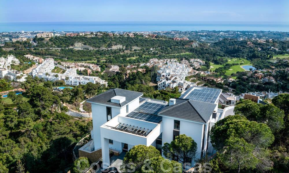 Exclusieve en hoogtechnologische villa in moderne stijl met panoramisch zeezicht te koop, in een prestigieuze urbanisatie in Benahavis - Marbella. Voltooid. 34435