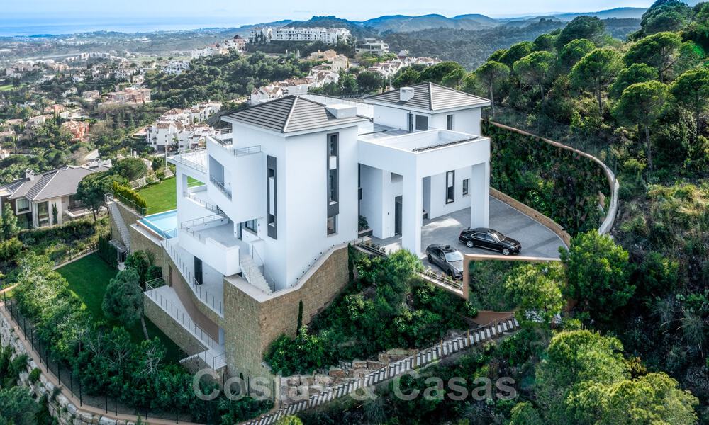 Exclusieve en hoogtechnologische villa in moderne stijl met panoramisch zeezicht te koop, in een prestigieuze urbanisatie in Benahavis - Marbella. Voltooid. 34436