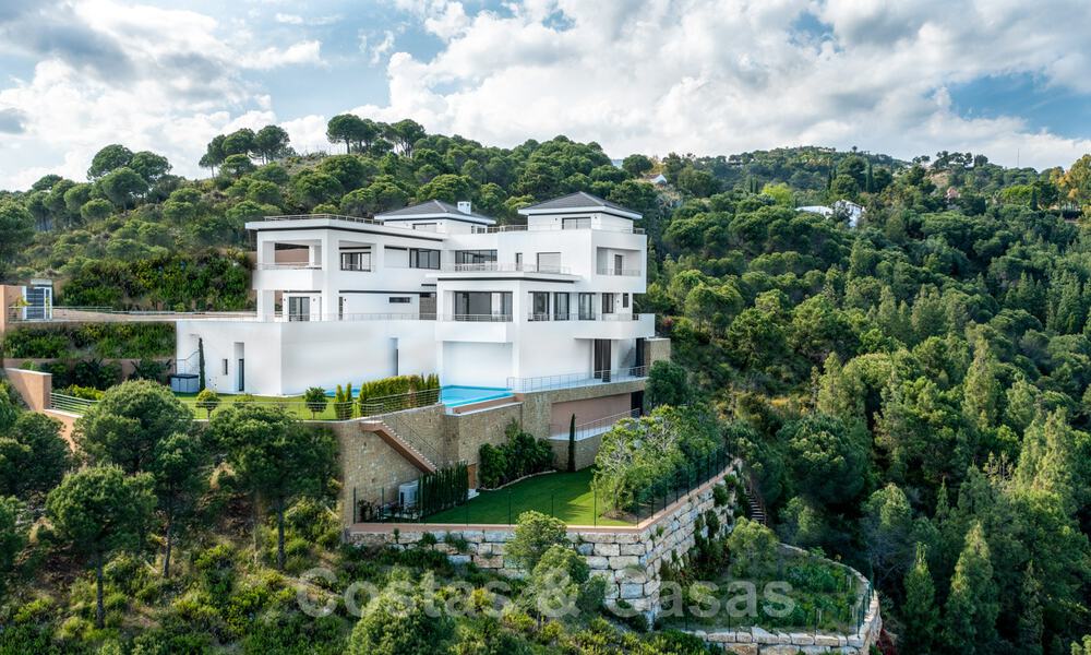 Exclusieve en hoogtechnologische villa in moderne stijl met panoramisch zeezicht te koop, in een prestigieuze urbanisatie in Benahavis - Marbella. Voltooid. 34437