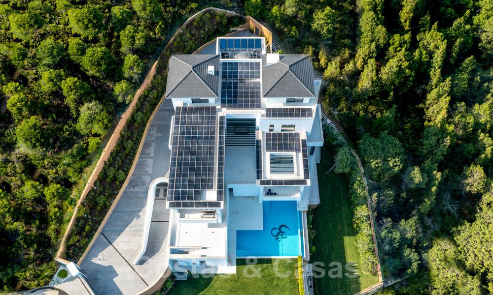 Exclusieve en hoogtechnologische villa in moderne stijl met panoramisch zeezicht te koop, in een prestigieuze urbanisatie in Benahavis - Marbella. Voltooid. 34438