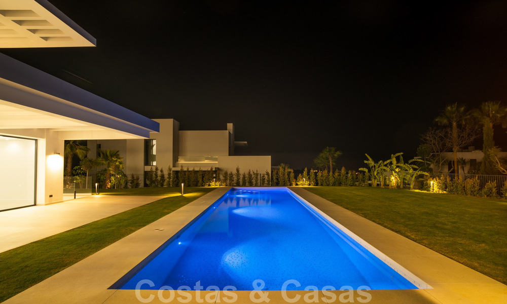 Instapklare, nieuwe moderne villa te koop in vijfsterren golfresort in Marbella - Benahavis 34480