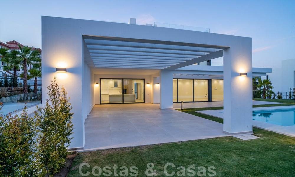 Instapklare, nieuwe moderne villa te koop in vijfsterren golfresort in Marbella - Benahavis 34490