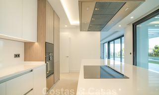 Instapklare, nieuwe moderne villa te koop in vijfsterren golfresort in Marbella - Benahavis 34514 