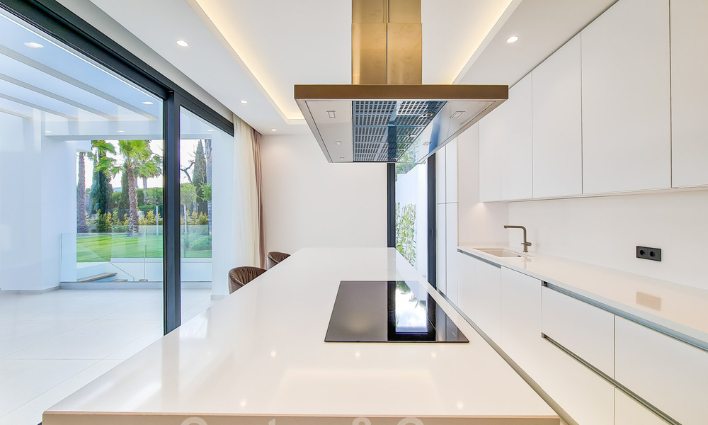 Instapklare, moderne nieuwbouwvilla te koop met zeezicht in vijfsterren golfresort in Marbella - Benahavis 34537