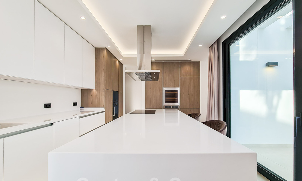 Instapklare, moderne nieuwbouwvilla te koop met zeezicht in vijfsterren golfresort in Marbella - Benahavis 34538
