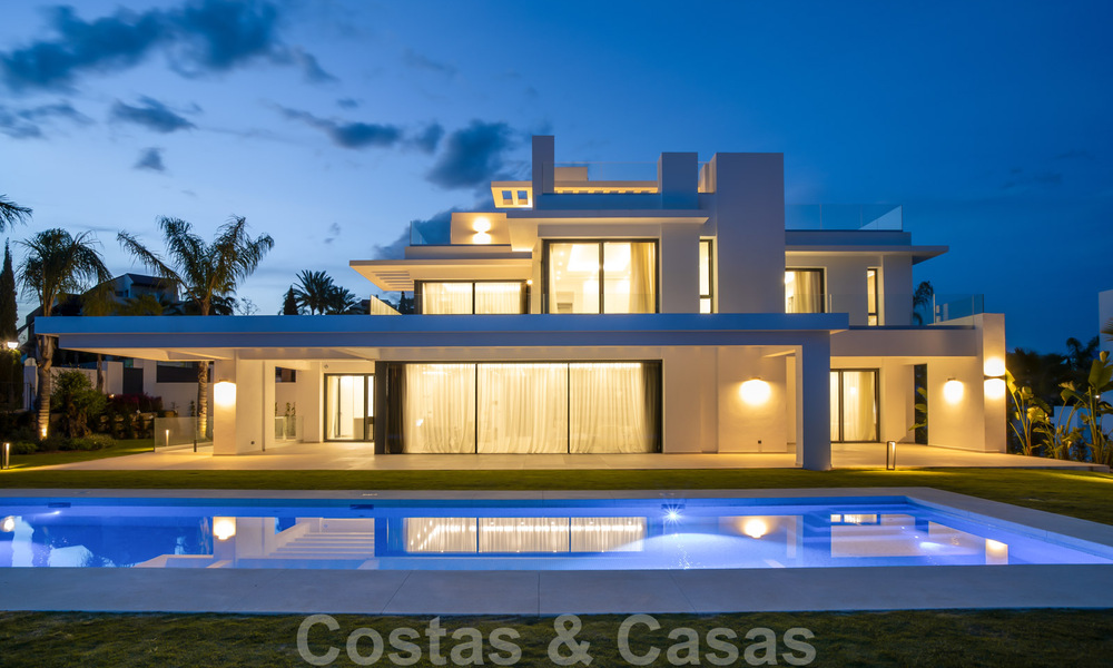 Instapklare, moderne nieuwbouwvilla te koop met zeezicht in vijfsterren golfresort in Marbella - Benahavis 34542
