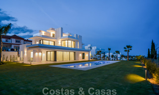Instapklare, moderne nieuwbouwvilla te koop met zeezicht in vijfsterren golfresort in Marbella - Benahavis 34545 