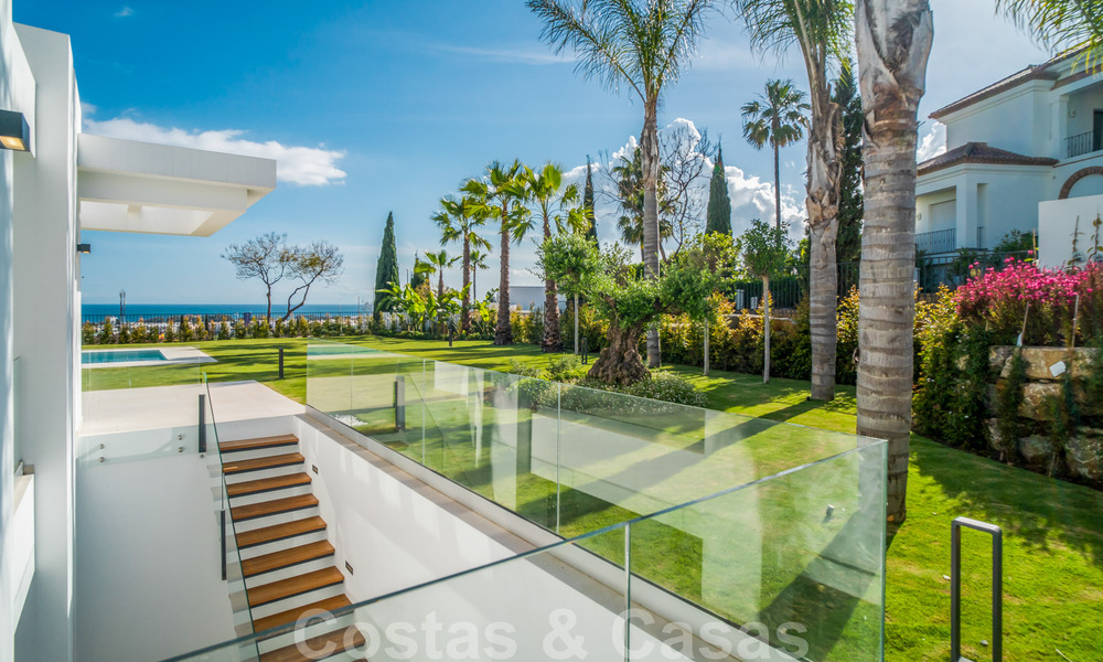 Instapklare, moderne nieuwbouwvilla te koop met zeezicht in vijfsterren golfresort in Marbella - Benahavis 34547