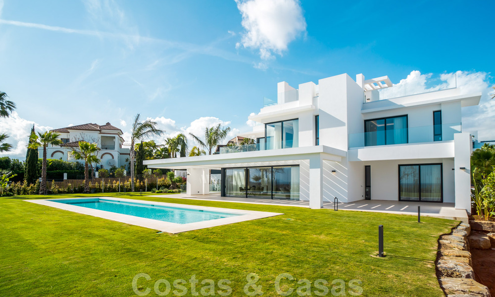 Instapklare, moderne nieuwbouwvilla te koop met zeezicht in vijfsterren golfresort in Marbella - Benahavis 34550