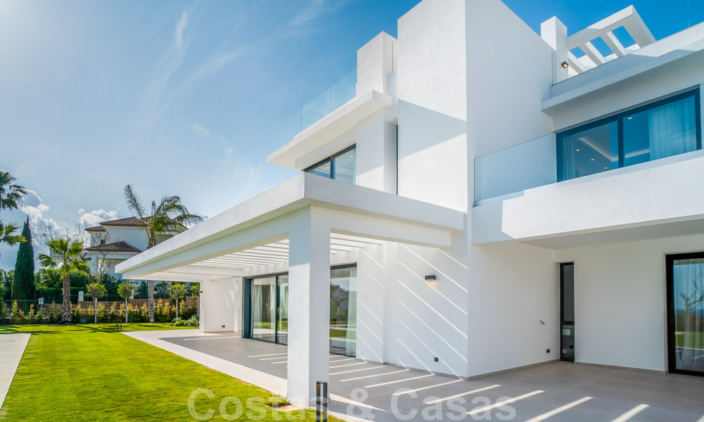 Instapklare, moderne nieuwbouwvilla te koop met zeezicht in vijfsterren golfresort in Marbella - Benahavis 34554