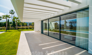 Instapklare, moderne nieuwbouwvilla te koop met zeezicht in vijfsterren golfresort in Marbella - Benahavis 34555 