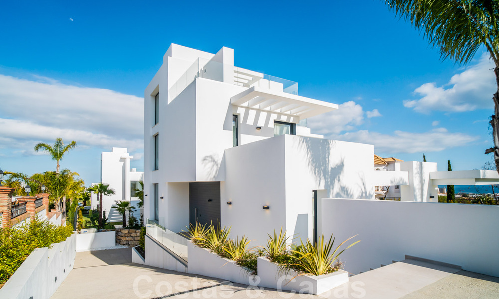 Instapklare, moderne nieuwbouwvilla te koop met zeezicht in vijfsterren golfresort in Marbella - Benahavis 34556