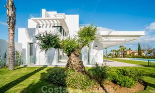 Instapklare, moderne nieuwbouwvilla te koop met zeezicht in vijfsterren golfresort in Marbella - Benahavis 34558 