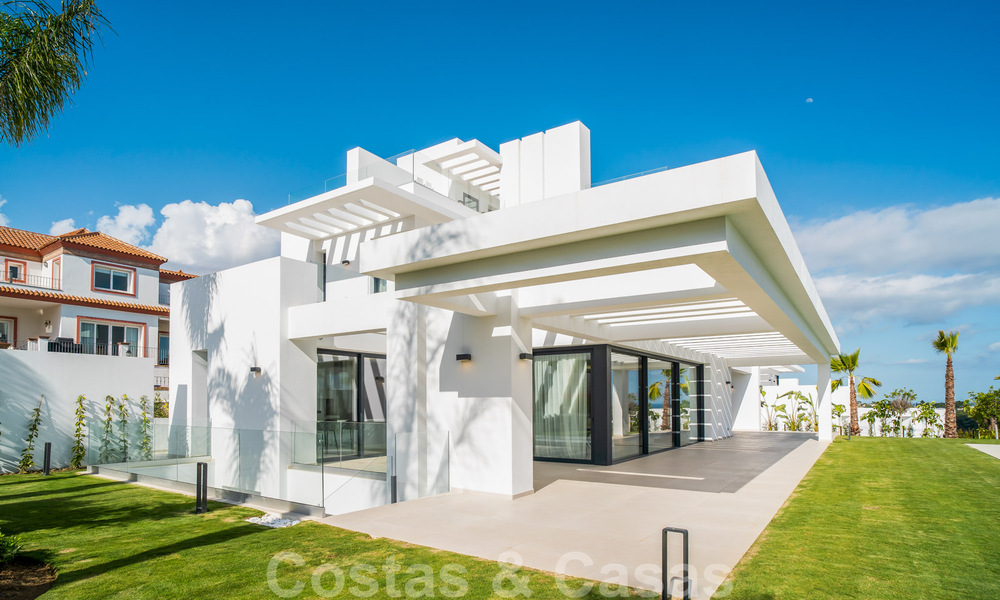 Instapklare, moderne nieuwbouwvilla te koop met zeezicht in vijfsterren golfresort in Marbella - Benahavis 34564