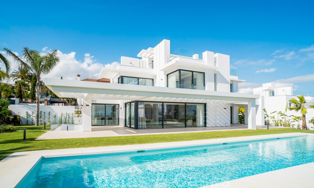 Instapklare, moderne nieuwbouwvilla te koop met zeezicht in vijfsterren golfresort in Marbella - Benahavis 34565