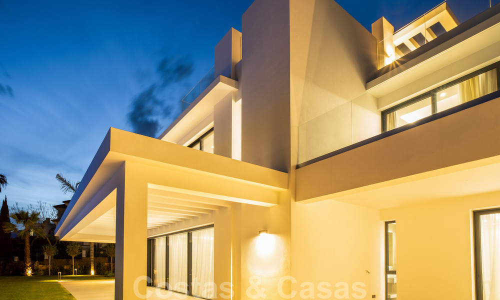 Instapklare, moderne nieuwbouwvilla te koop met zeezicht in vijfsterren golfresort in Marbella - Benahavis 34566
