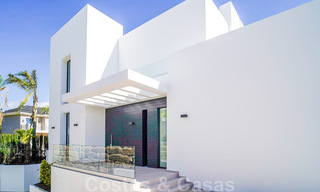 Moderne nieuwe instapklare villa te koop met zeezicht in vijfsterren golfresort in Marbella - Benahavis 34603 