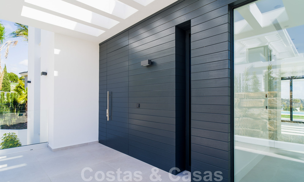 Moderne nieuwe instapklare villa te koop met zeezicht in vijfsterren golfresort in Marbella - Benahavis 34604