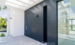 Moderne nieuwe instapklare villa te koop met zeezicht in vijfsterren golfresort in Marbella - Benahavis 34604 