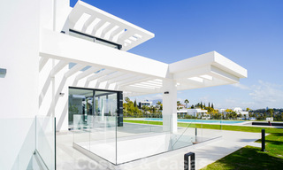 Moderne nieuwe instapklare villa te koop met zeezicht in vijfsterren golfresort in Marbella - Benahavis 34606 