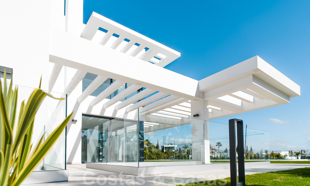Moderne nieuwe instapklare villa te koop met zeezicht in vijfsterren golfresort in Marbella - Benahavis 34607