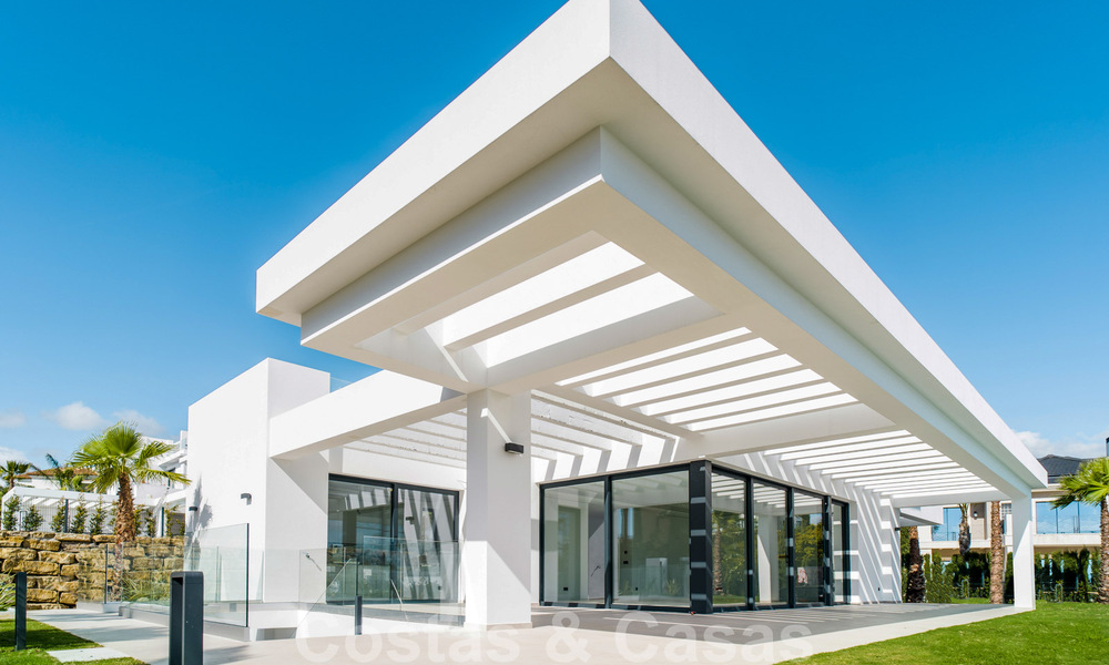 Moderne nieuwe instapklare villa te koop met zeezicht in vijfsterren golfresort in Marbella - Benahavis 34608