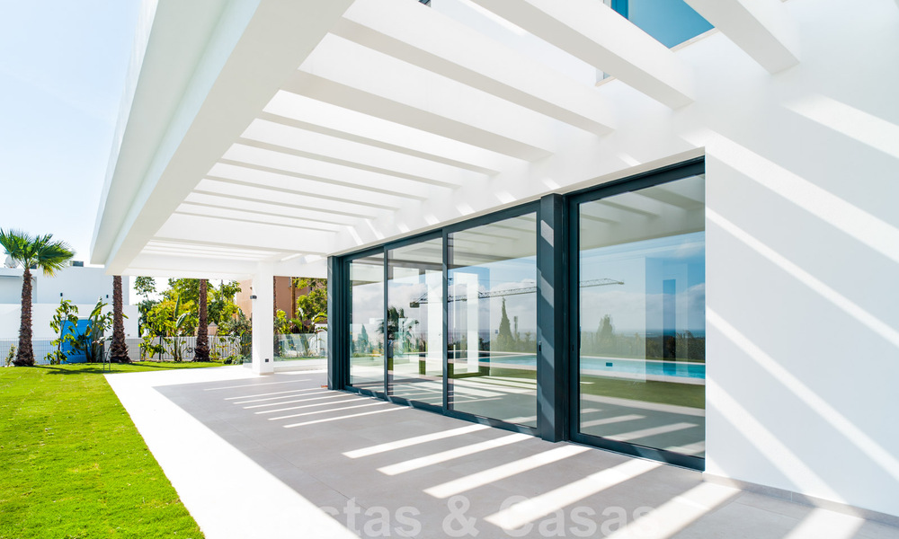 Moderne nieuwe instapklare villa te koop met zeezicht in vijfsterren golfresort in Marbella - Benahavis 34609