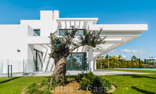 Moderne nieuwe instapklare villa te koop met zeezicht in vijfsterren golfresort in Marbella - Benahavis 34610 