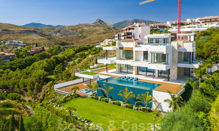 Sterk in prijs verlaagd! Instapklare moderne designvilla te koop met panoramisch golf- en zeezicht in een vijfsterren golfresort in Marbella - Benahavis 34625