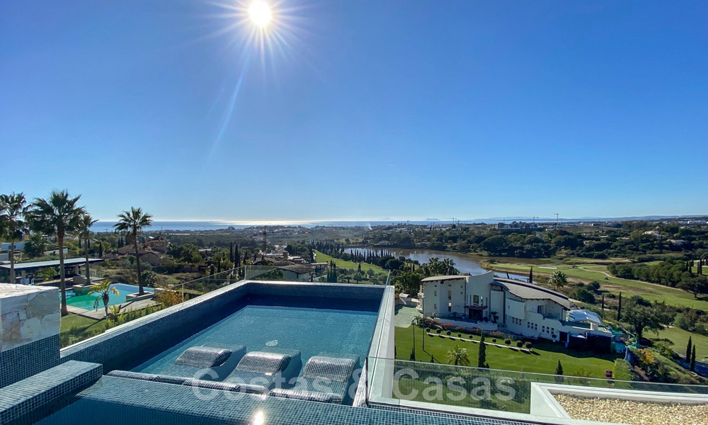 Sterk in prijs verlaagd! Instapklare moderne designvilla te koop met panoramisch golf- en zeezicht in een vijfsterren golfresort in Marbella - Benahavis 34627